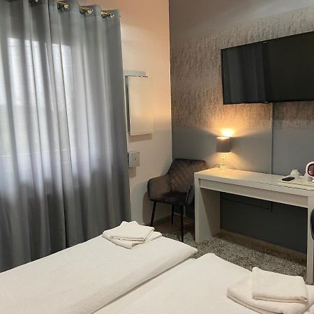 Hotel Zolta Walizka Gosciniec Podrzewie Esterno foto