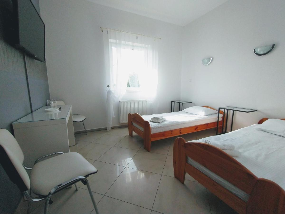 Hotel Zolta Walizka Gosciniec Podrzewie Esterno foto