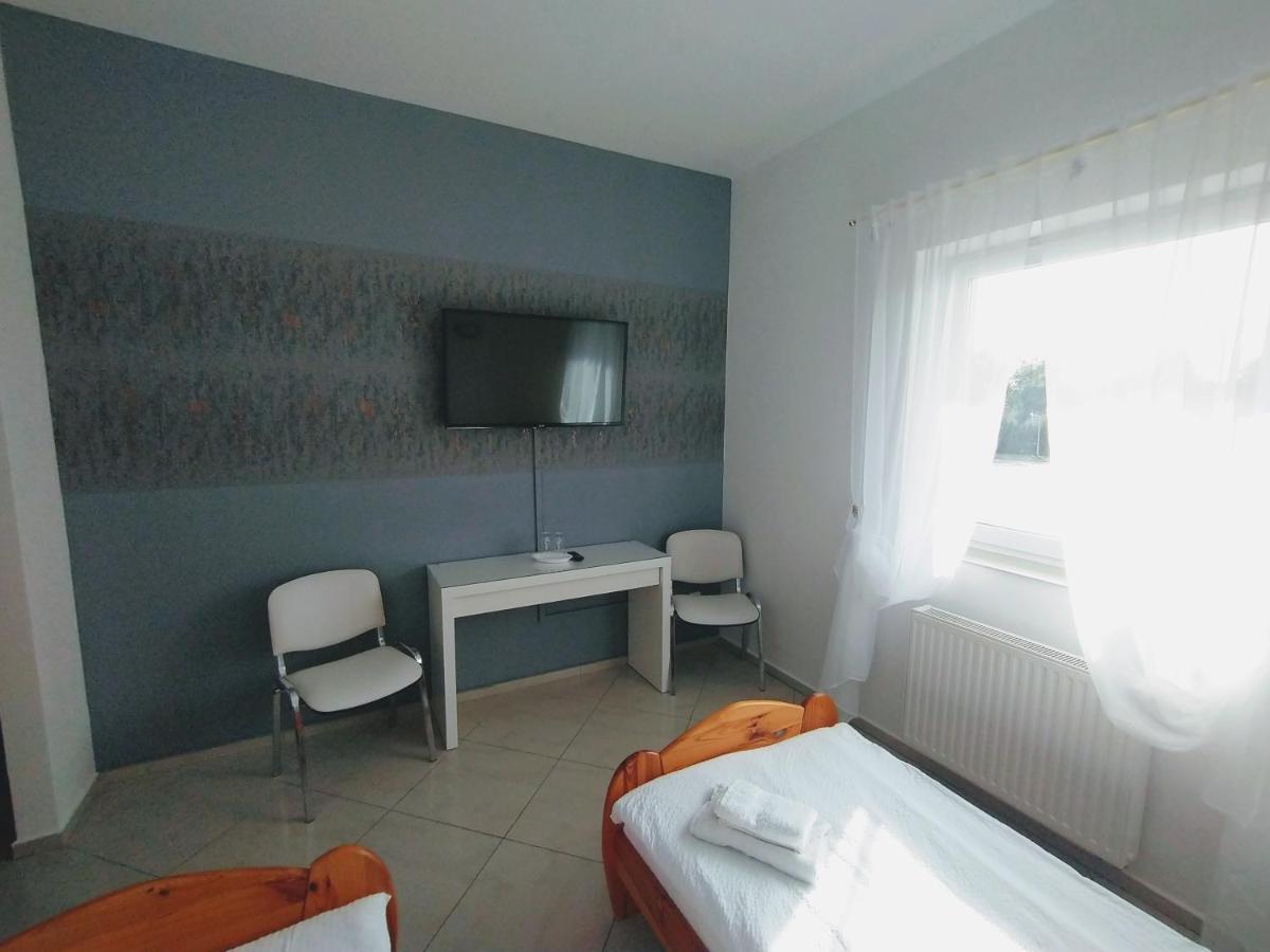 Hotel Zolta Walizka Gosciniec Podrzewie Esterno foto
