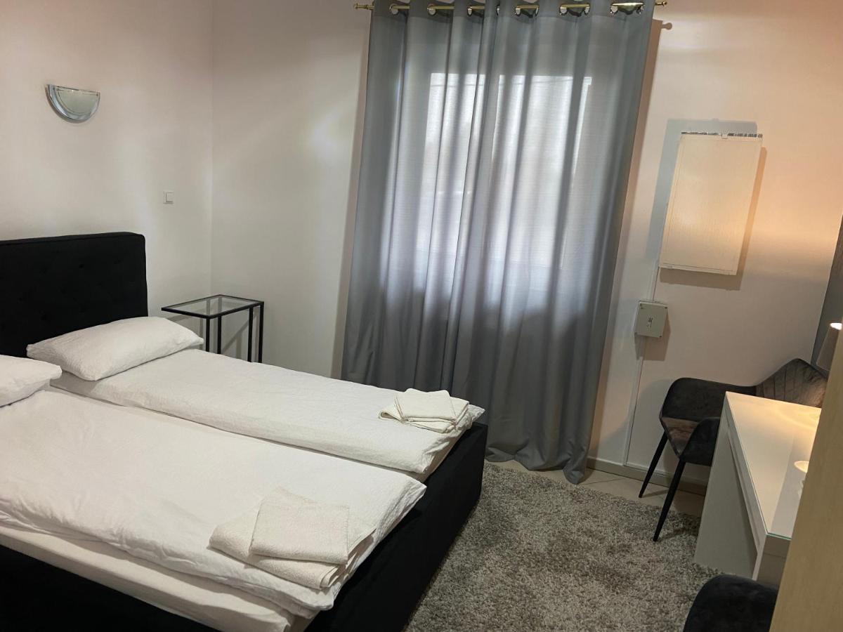 Hotel Zolta Walizka Gosciniec Podrzewie Esterno foto