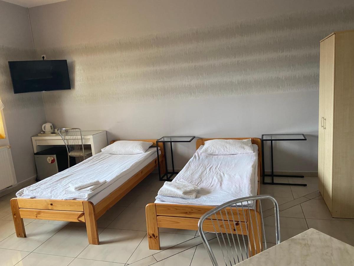Hotel Zolta Walizka Gosciniec Podrzewie Esterno foto