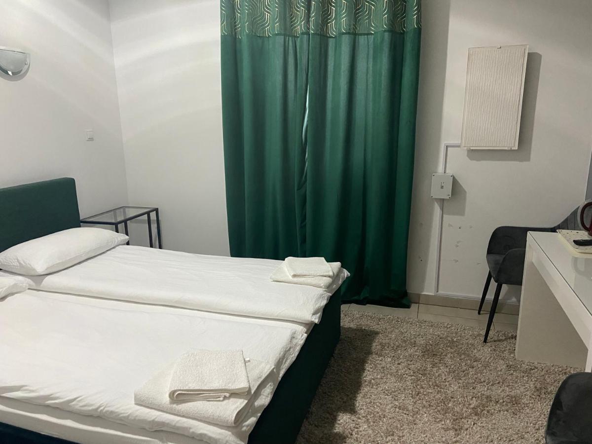 Hotel Zolta Walizka Gosciniec Podrzewie Esterno foto