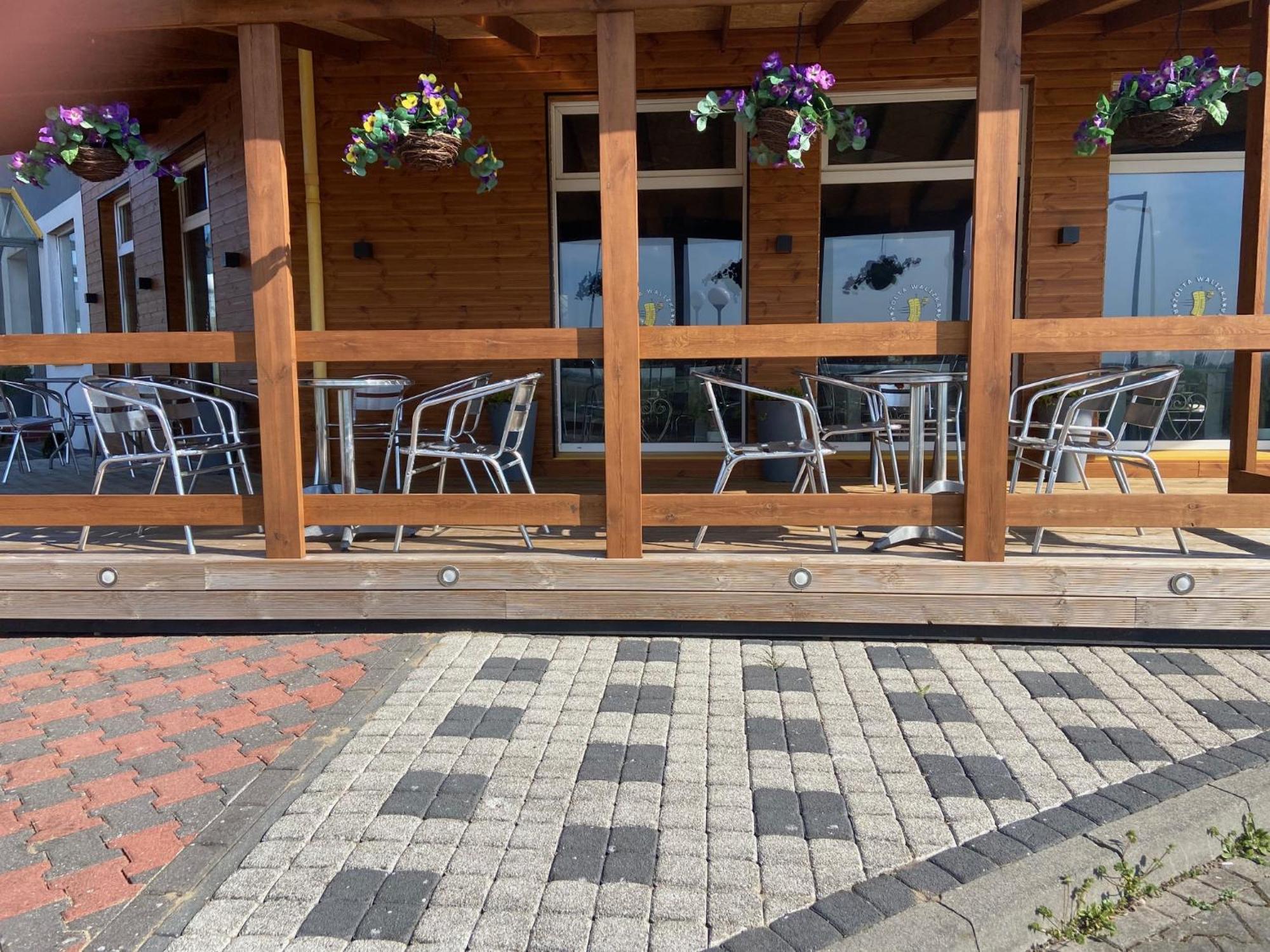 Hotel Zolta Walizka Gosciniec Podrzewie Esterno foto